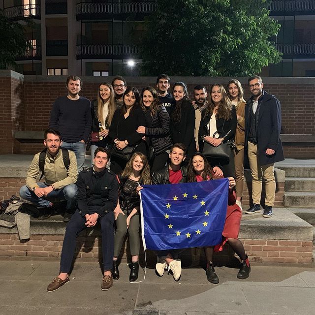 Celebrating #Europe with friends from youth organizations in #Milano

@faidelegazionemilano @eypitaly @tortugaecon @globalshaperscommunity bit.ly/2VWJztj