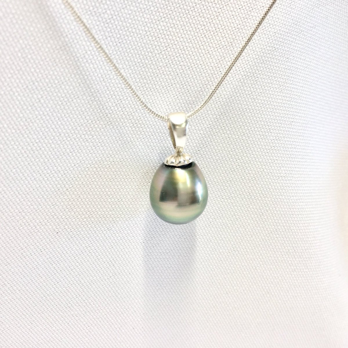 Simply gorgeous! #tahitianpearl #pendantnecklace #giftformom