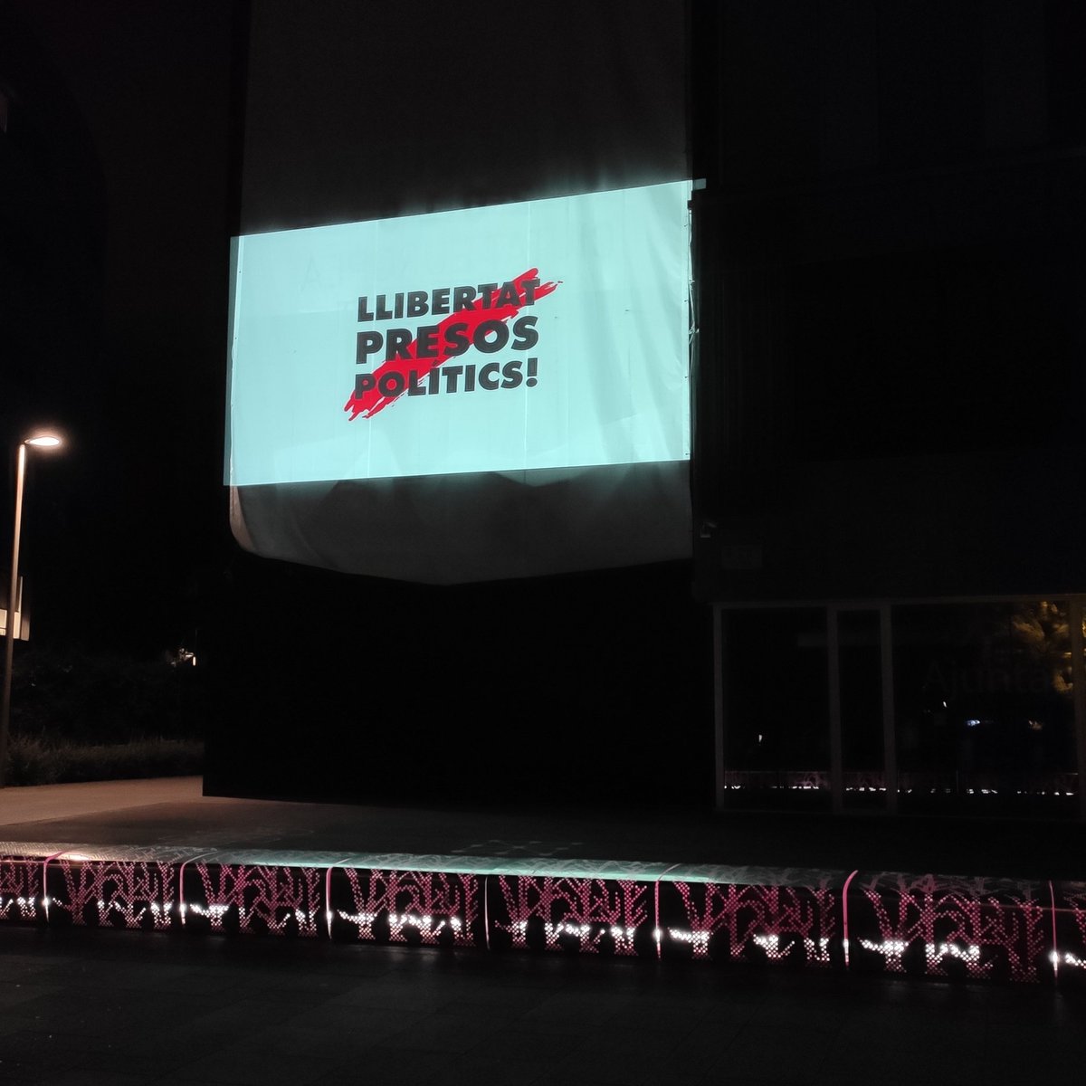 PrimariesSant's tweet photo. Donem el tret de sortida de la campanya electoral de les #EleccionsMunicipals2019!

L'1-O la ciutadania vam marcar el full de ruta per fer efectiva la República. Des de @PrimariesSant ho farem des de l'Ajuntament el 26M #RecuperaElPoder 🗳 https://t.co/gcs7TsAZYF