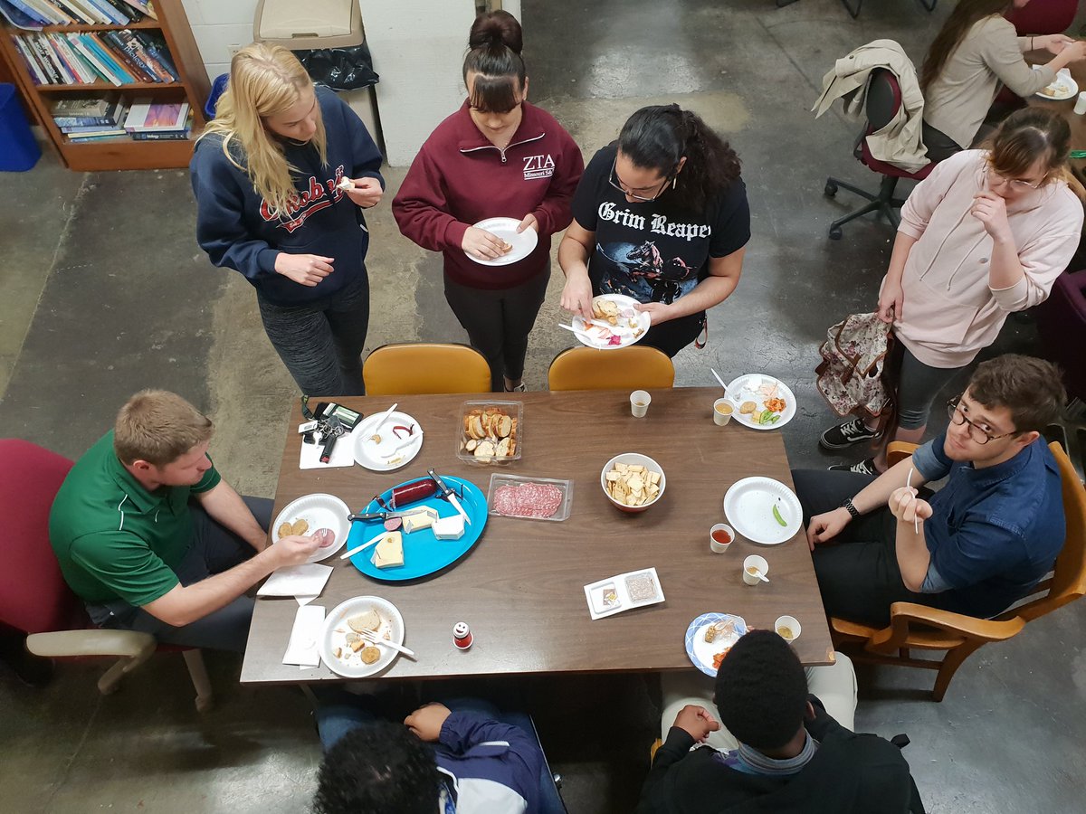 GermJuggler's tweet photo. Good turnout for #MicrobeLunch #BioSci3313. So much #MicrobialGoodness @MissouriSandT @SandTBioSci https://t.co/1riNoTKn3q
