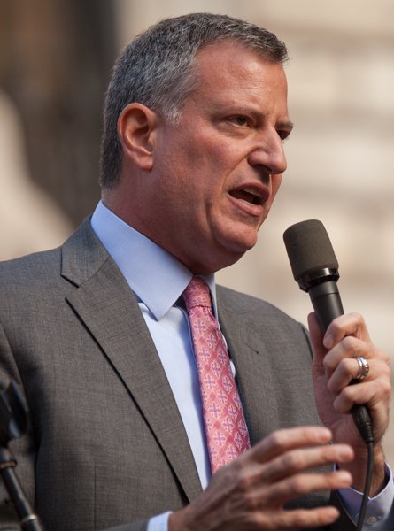 sarsa42's tweet photo. #BillDeBlasio, sindaco di #NewYork, non rinuncia (nonostante #Trump) al  suo #GreenNewDeal. Tra le misure nuovi parametri di #sostenibilità per i  grattacieli newyorkesi e limitazioni alla vendita di #hotdog dannosi  per #ambiente e #salute.
https://t.co/Jyf8h4x6qT👈
#societing https://t.co/ca3pHFJAPU