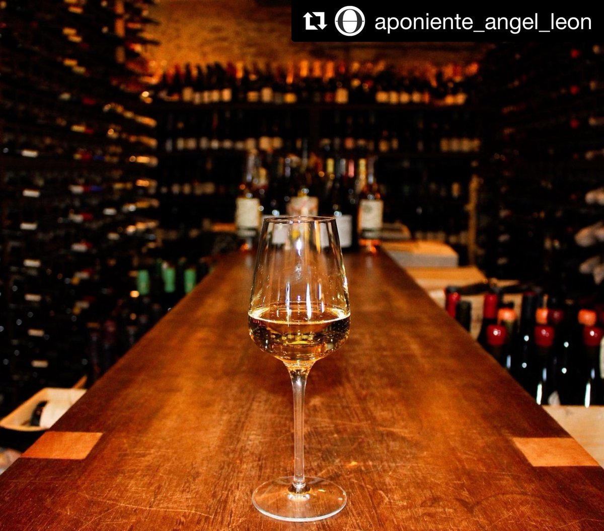 La copa de bienvenida de <a href="/chefdelmar/">Restaurante Aponiente. Ángel León</a> a partir de los mostos más puros muestra la frescura de la palomino fino y la tipicidad de la tierra albariza.
Es una experiencia con sello <a href="/ChefSommelierES/">Chef&Sommelier</a> en la copa Sublym.