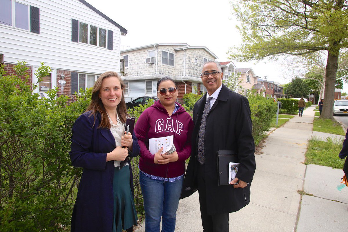 NYCSanitation's tweet image. Today #InQueens DSNY Acting Commissioner Steven Costas, Deputy Commissioner Bridget Anderson and Chief Edward Grayson, took part in door-to-door resident outreach, to encourage NYers to #MakeCompostNotTrash! Sign up for a volunteer opportunity: on.nyc.gov/30brzdQ