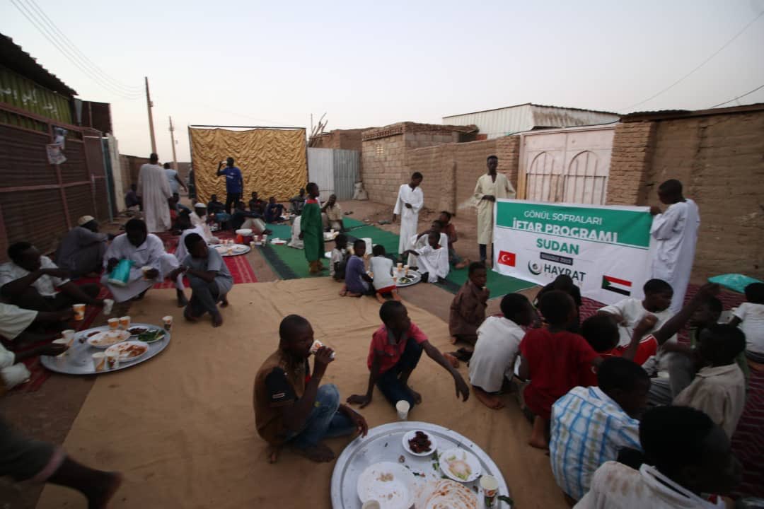 Hayrat Vakfı Sudan Şubesinin Ramazan programı:
1200 yetim/fakir aileye kumanya, 300 çocuğa bayramlık elbise, toplam 11.500 kişiye iftar. STKlarımız her yerde
🇹🇷
Türkiye insani yardımda artık bir Dünya markası. 
Allah Devletimizi &amp; milletimizi korusun
#GirişimciveİnsaniDışPolitika