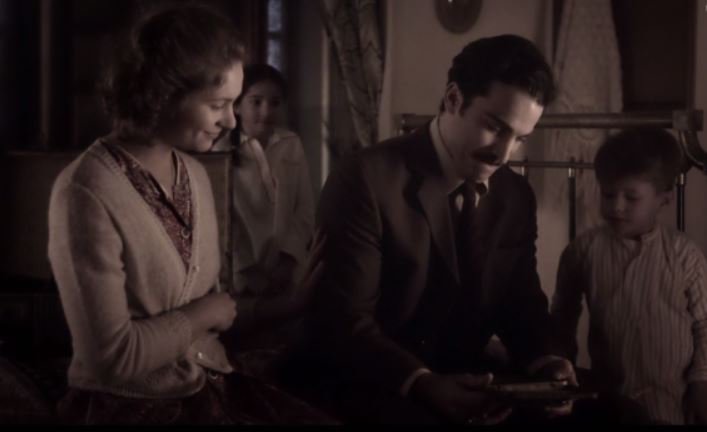 Qué BONITOS Merche y Antonio de jovencitos, con Toni e Inés pequeños, ese momento en el que dieron el paso de salir del pueblo, con miedos, con valentía. Tantos años...juntos. #CuentameSusto