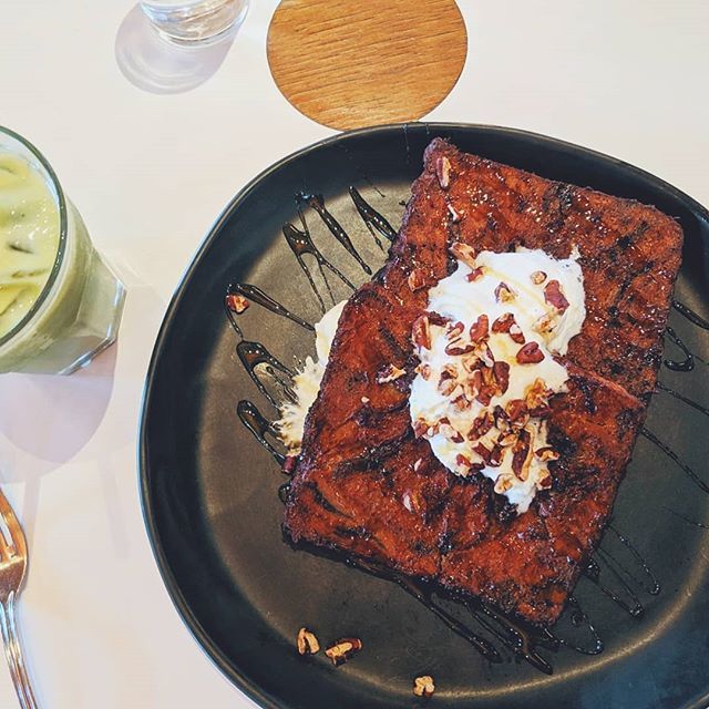 Throwback to this amazing croissant French Toast with candied pecans and whipped crème fraîche from <a href="/lifesuperba/">Life Superba</a>. 🥐🍞 O.M.G... Thank you @ayestria9 for taking me here!