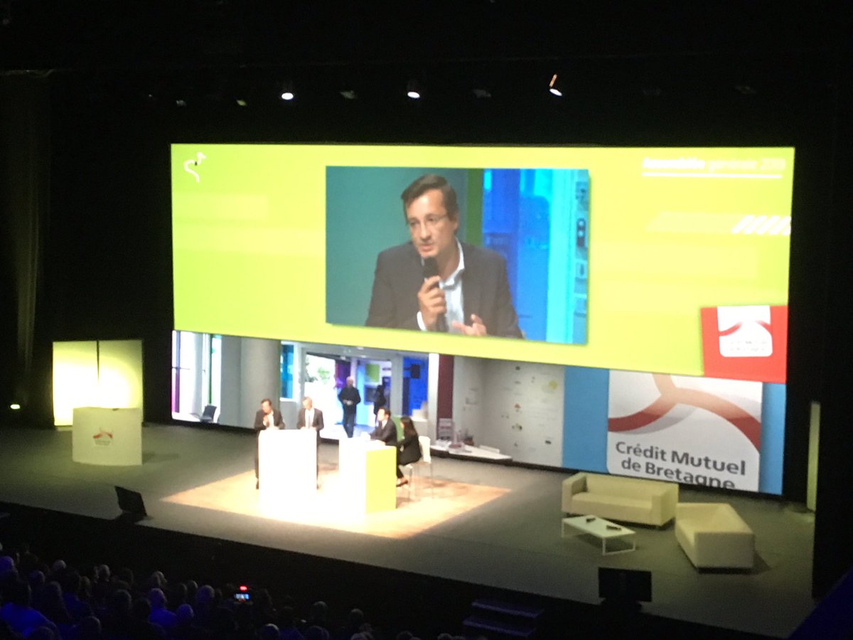 LDuchateaux's tweet photo. [AG 2019] Illustration de la banque collaborative avec @ronanLM, @sebmms et Philippe Rouxel ! @cmarkea, @arkea_retail et @CMBretagne illustrent parfaitement cette collaboration à travers l’histoire que l’on écrit chaque jour ensemble 🔝 https://t.co/aoBTRAKs2W