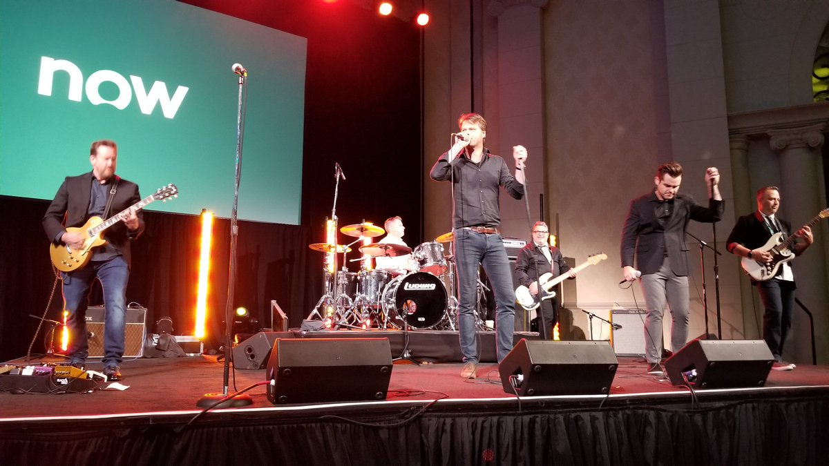 ctomasi's tweet photo. #zBoot warming up the crowd before #CreatorCon spotlight at #Know19 https://t.co/16OxPF2g5F
