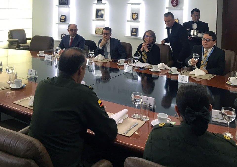 UKinColombia's tweet photo. #UKColForPeace | Esta semana, asistimos a la firma del acuerdo de entendimiento entre @PoliciaColombia y @OIMColombia con el fin de fortalecer la capacidad institucional de esta última, ¡un compromiso que el Reino Unido seguirá apoyando! https://t.co/1ECMppVyNC