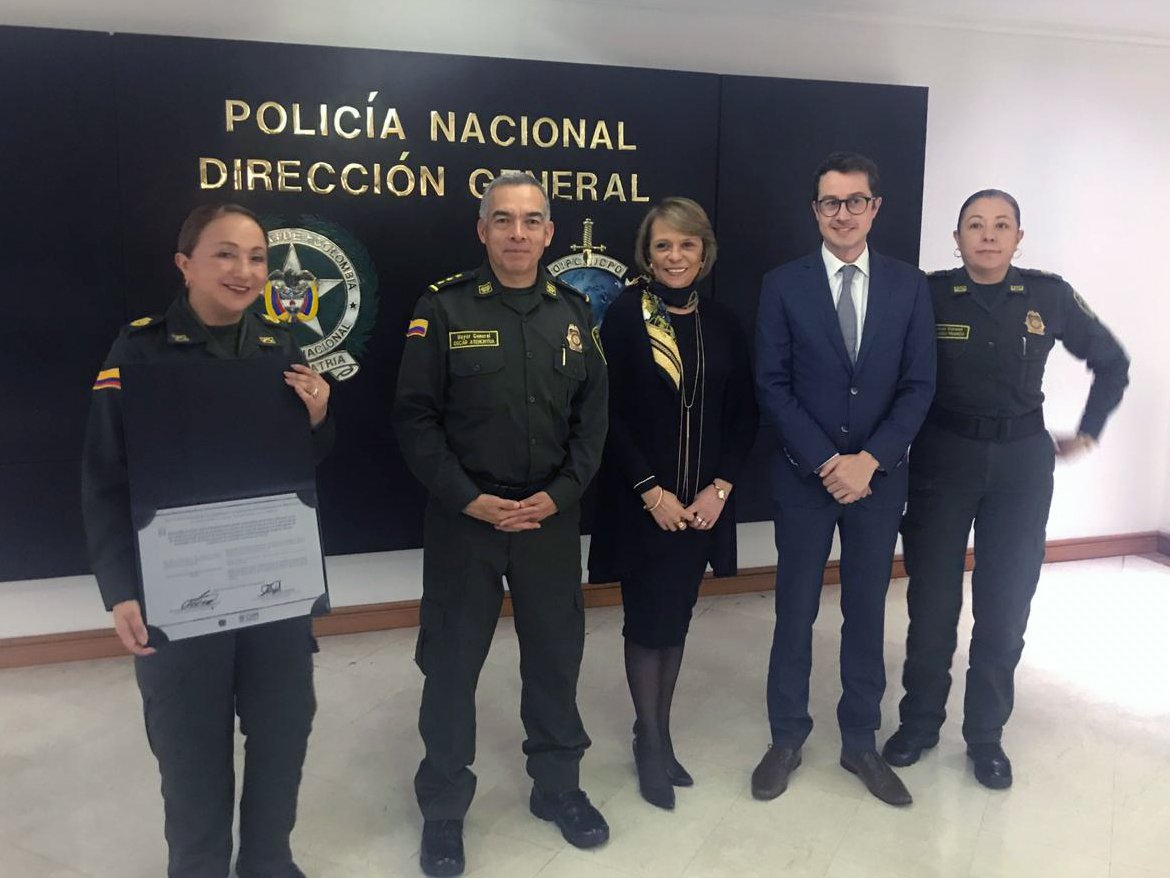 UKinColombia's tweet photo. #UKColForPeace | Esta semana, asistimos a la firma del acuerdo de entendimiento entre @PoliciaColombia y @OIMColombia con el fin de fortalecer la capacidad institucional de esta última, ¡un compromiso que el Reino Unido seguirá apoyando! https://t.co/1ECMppVyNC