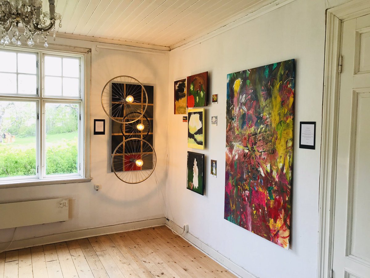 Phu.. nu är upphängningen av all fantastisk konst av våra elever på särskolan snart klar på galleri #kulturvidekoln, bara lite fix imorgon innan vernissaget! Taggad till 1000!