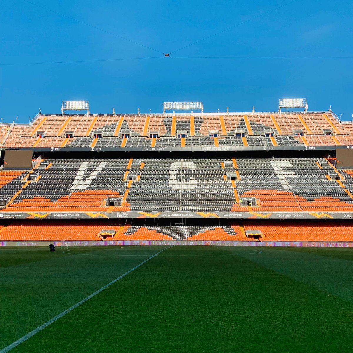 Arsenal's tweet photo. 📍 Mestalla, Valencia

🔜🦇🆚🔴

🏆 #UEL https://t.co/7ezVoJsREP