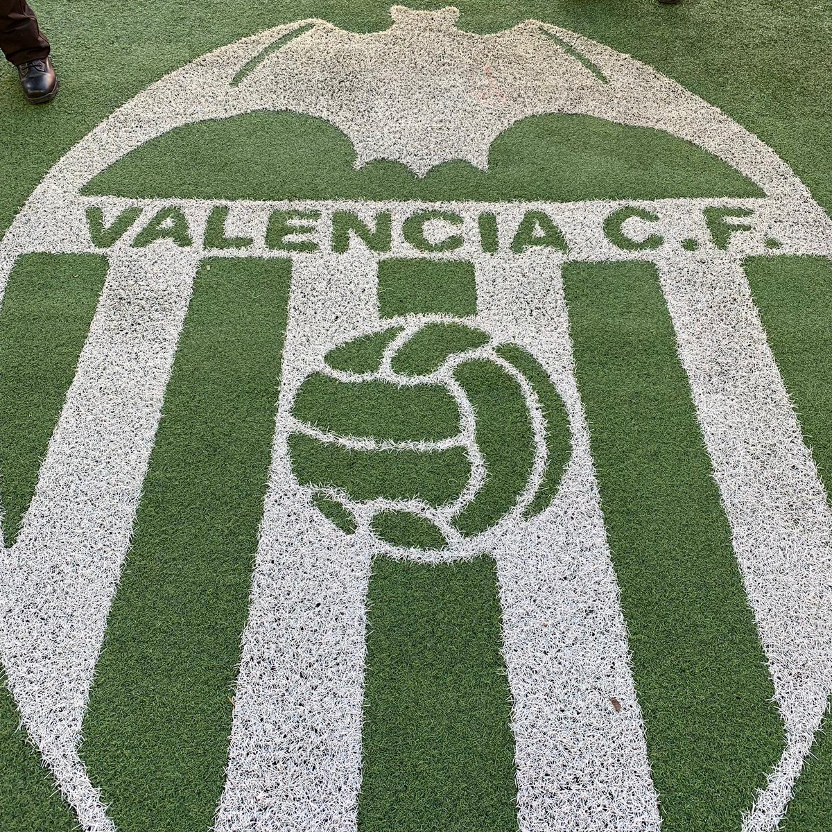 Arsenal's tweet photo. 📍 Mestalla, Valencia

🔜🦇🆚🔴

🏆 #UEL https://t.co/7ezVoJsREP