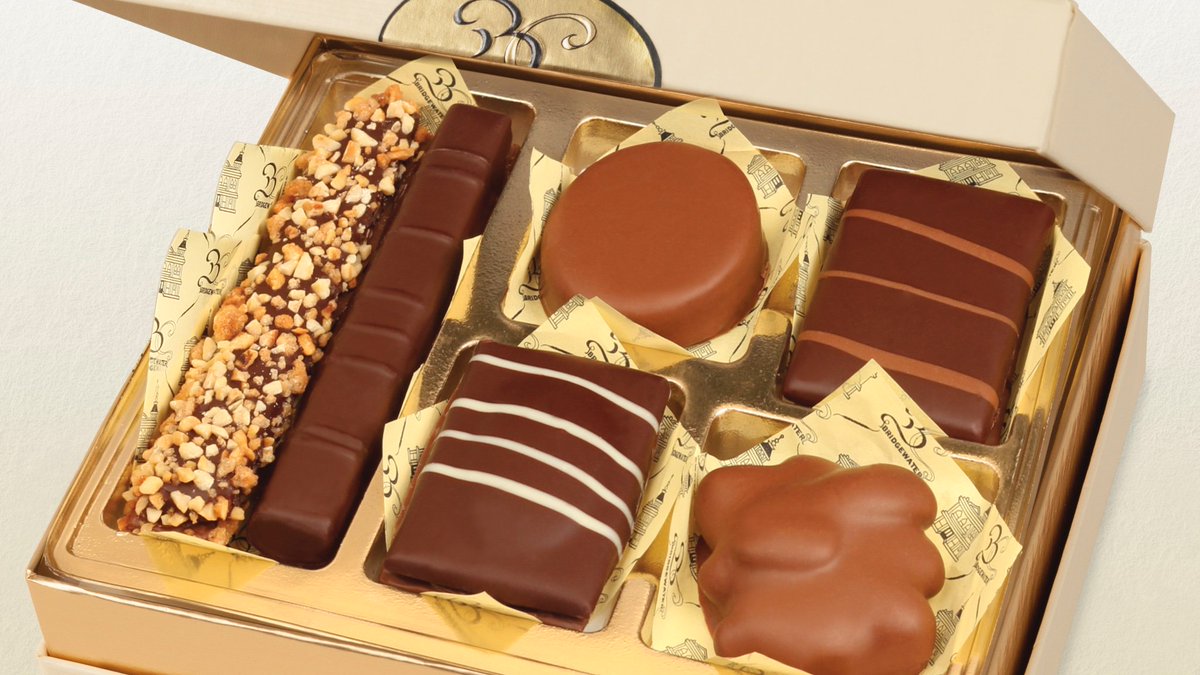 BridgewtrCho's tweet photo. Give Mom the gift of Chocolate! 
#bridgewaterchocolate #valrhonausa #republicadelcacao #chocolate #milkchocolate #darkchocolate #almonds #pecans #hazelnut #caramel #toffee #peanutbutter #mothersday #mom #mothersdaygifts #family #friends #instagood #chocolatelover #chocolategifts https://t.co/diCr86hhAL