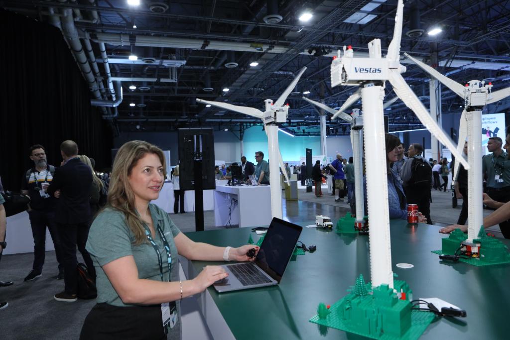HelloKnowledge's tweet photo. This is the last chance to win a #Know19Caption prize! (It's also the last chance to visit the HackZone on the Show Floor). https://t.co/gEC5RTZ4Sc