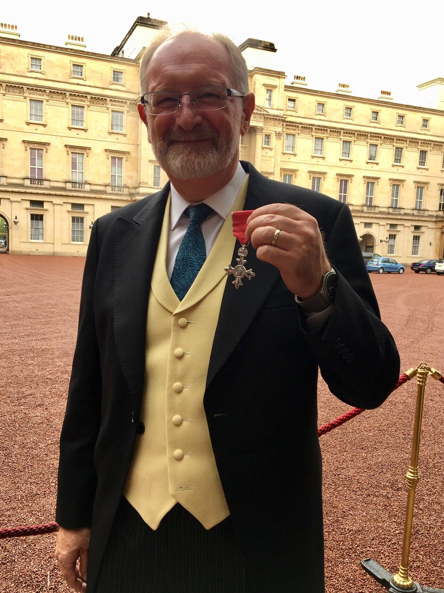 BST_MrChristian's tweet photo. I felt very privileged to accept this honour from HRH Prince William at Buckingham Palace today. Received on behalf of everyone in the @BST_Tokyo community &amp; all who do so much in outstanding British International Schools all over the world. #MBE @COBISorg 🇬🇧🇯🇵 https://t.co/uUv2D5YHc8