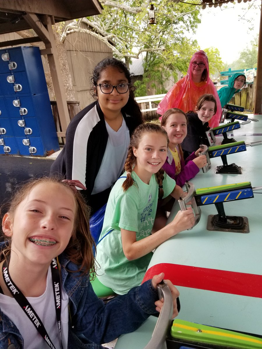 AcademySCI's tweet photo. Math and Science Day at Six Flags for the Seventh Class.  Experiencing   properties of physics at its best. @ash1818 https://t.co/2aUiZv0v0a