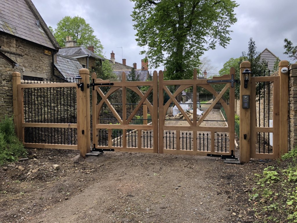 AutogatesUK's tweet photo. Finished off this lovely set of Oak Gates and Railings today https://t.co/9vcgAfU1HO