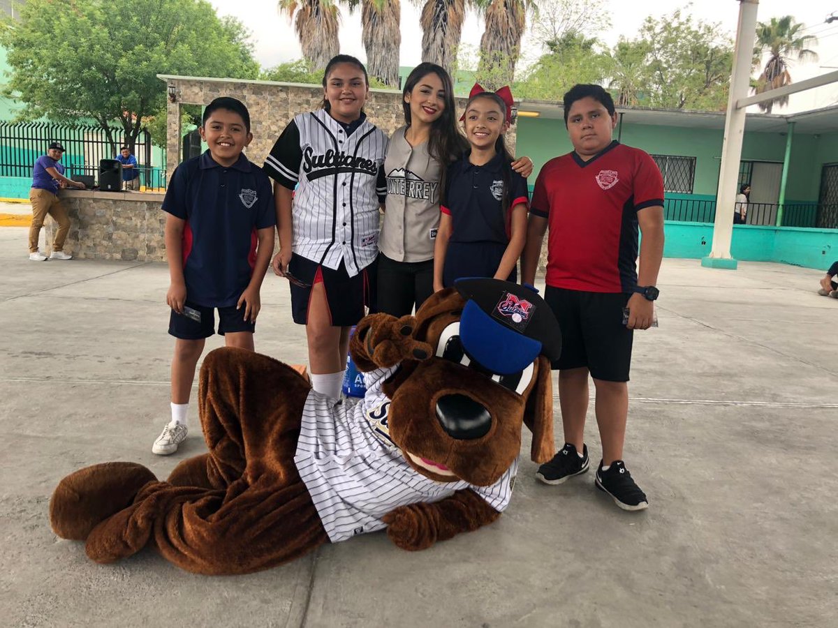 SultanesOficial's tweet photo. Llevamos la diversión de la #ExperienciaSultán🙌🏻 a la Escuela Primaria Dr. Edelmiro Rangel donde los niños tuvieron la oportunidad de realizar las dinámicas que se viven en el @PalacioSultan 🏟, convivir con nuestra mascota el @Perrosultan 🐶 y aprender más sobre el béisbol. https://t.co/xeIugoOGQ7
