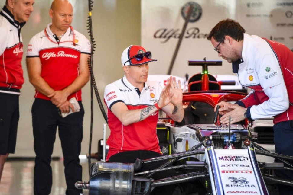 iceman7news's tweet photo. Kimi Räikkönen in the Alfa Romeo garage with his race engineer, Julien Simon-Chautemps

#Kimi7 #SpanishGP https://t.co/FXCndd0TOK