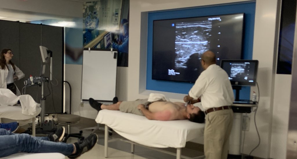InternalUk's tweet image. UK IM residents getting some hands-on #POCUS experience during noon conference courtesy of Dr. Dhar.  #UKIM