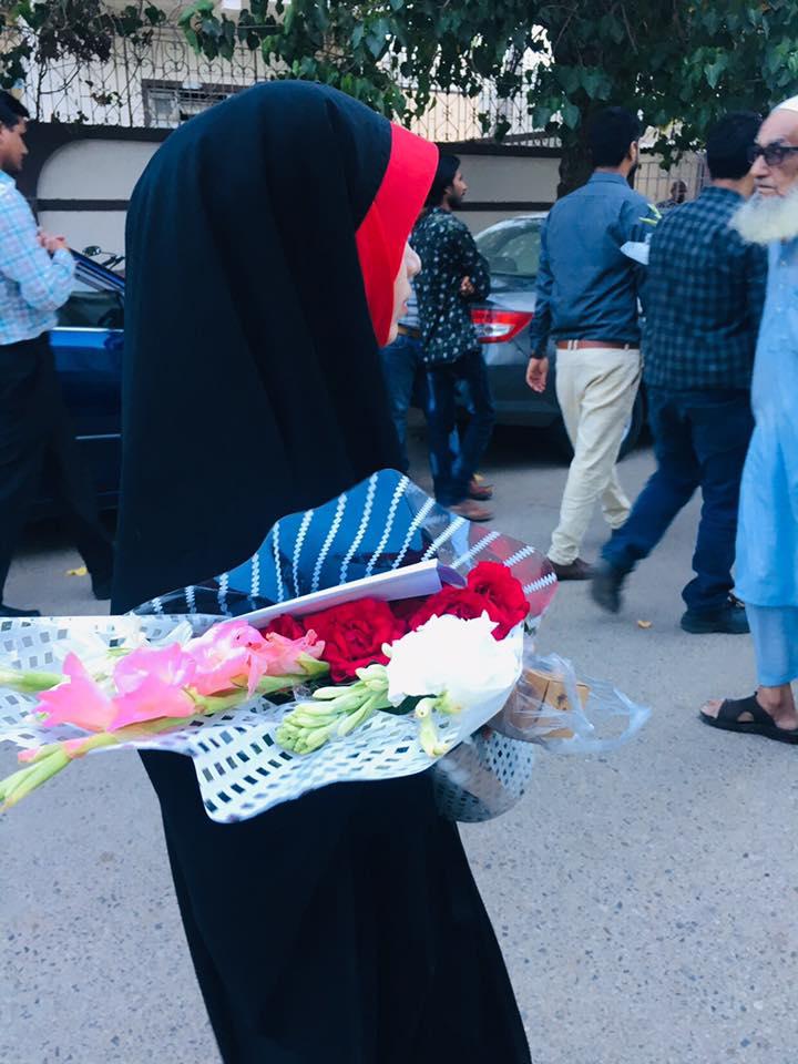 RecoverMissing's tweet photo. The families of the missing persons went door to door today to deliver bouquet and gifts to the surroundings houses at the dharna as a token of appreciation.
#Sit_inDay12
#ShiaSunniUnity 
#EndEnforcedDisappearances
#BeVoiceOfMissingPersons
#WelcomeToPakistan https://t.co/xq7V2LhvWK