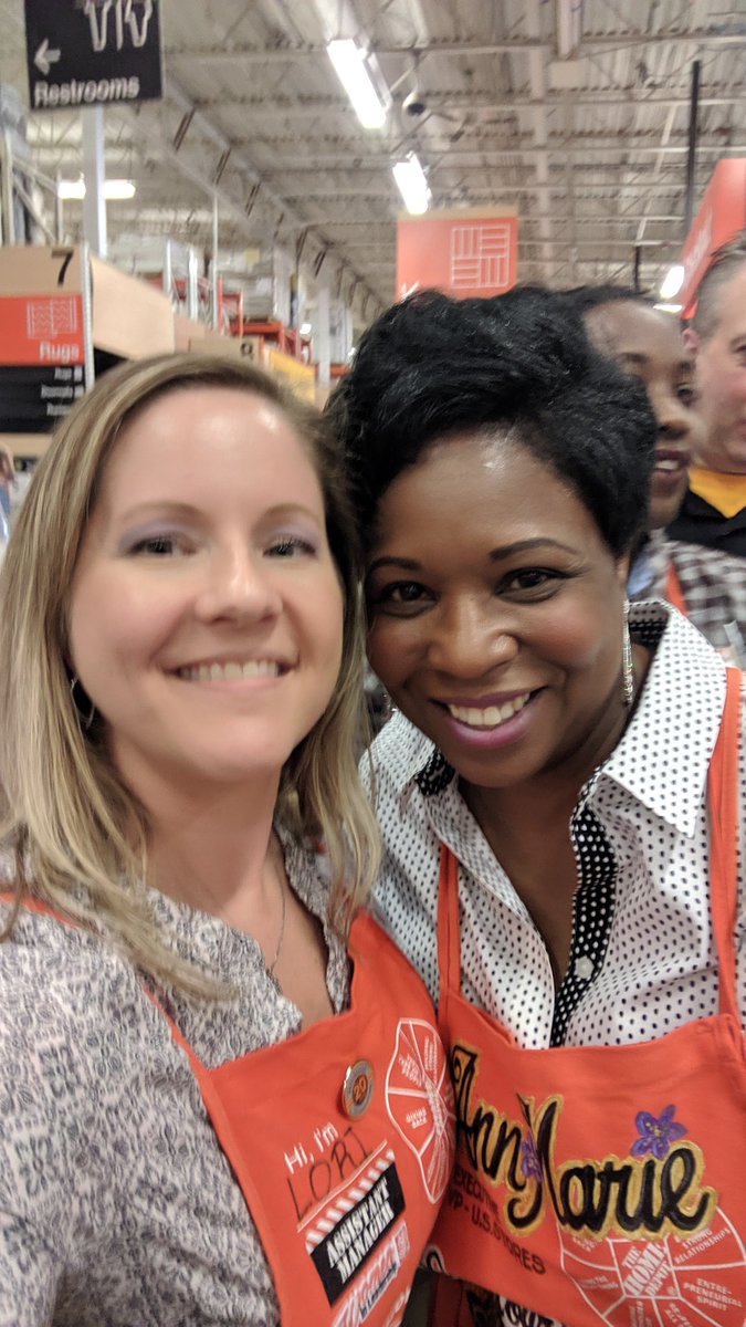 LoriLuClark77's tweet image. 2560 had the pleasure of hosting @AMCTHD today &amp;amp; I stole her for a quick selfie. It was an honor!