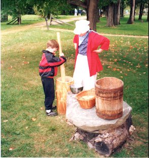 ethanallen1787's tweet image. #ThrowbackThursday One of our guests tried their hand at grinding corn, learning that it can take a lot longer than people realize! Corn or Maize was the staple grain used by most settlers and Indigenous people on the #BTV #Intervale