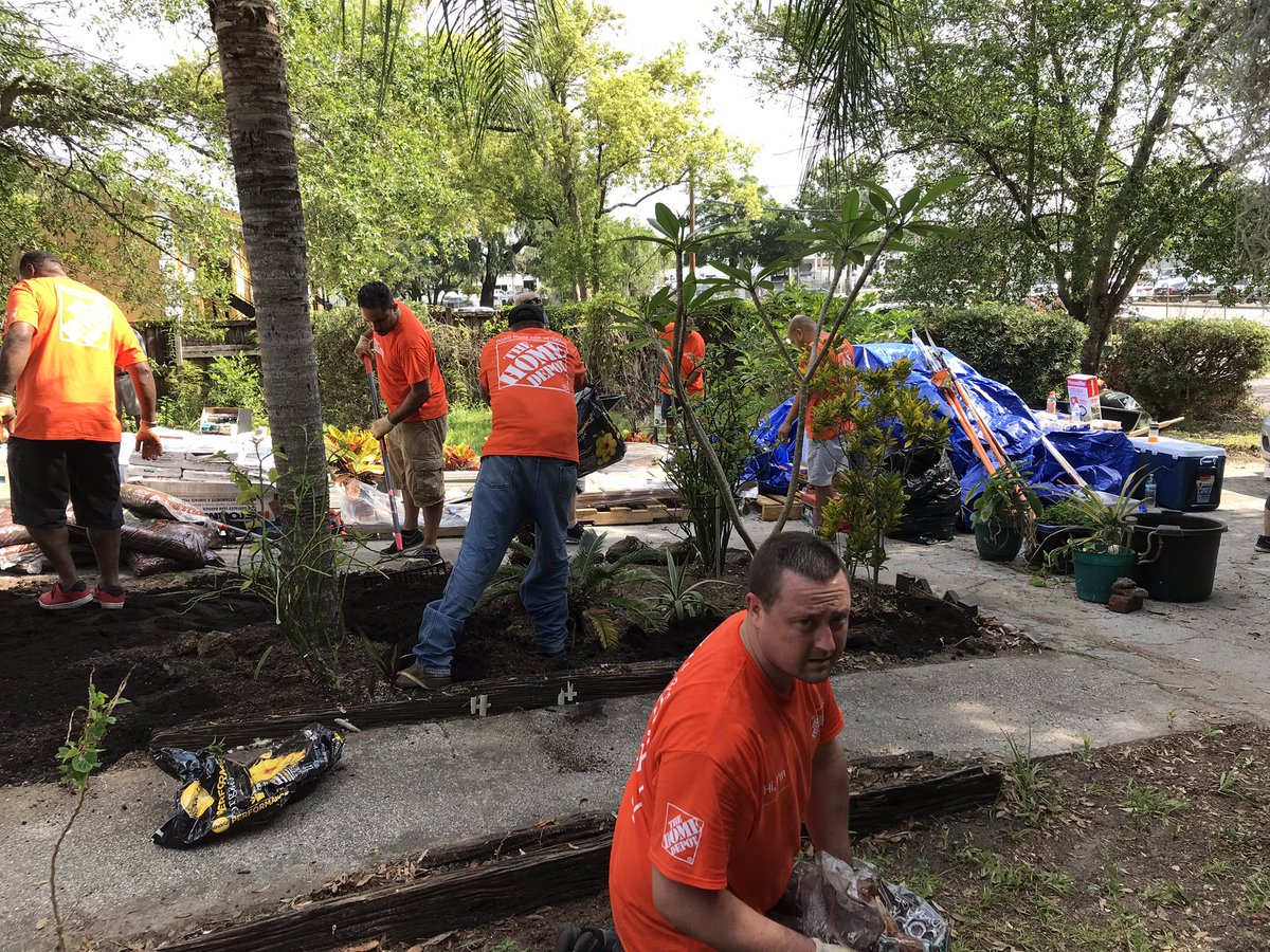 AMAZING Team Depot event with fantastic people, helping out one of our Veterans, just awesome ♥️