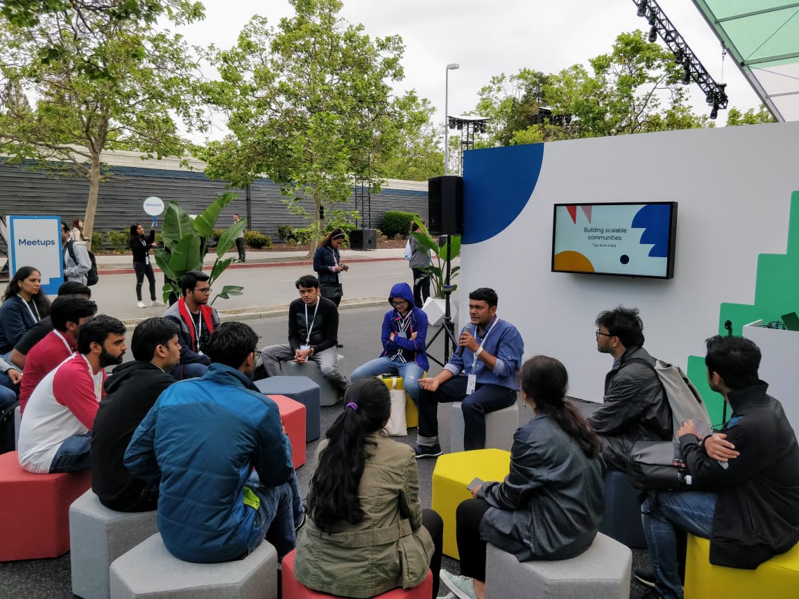 GoogleDevsIN's tweet photo. Packed lounge to hear 'How to build scalable communities' by @Arpansac, organizer of @gdg_nd at #io19 #IndiaAtIO19 

Get a glimpse of his talk by reading his blog on his journey with GDG New Delhi 👉 https://t.co/hebLRBXkUo https://t.co/nvwTyzwN0N