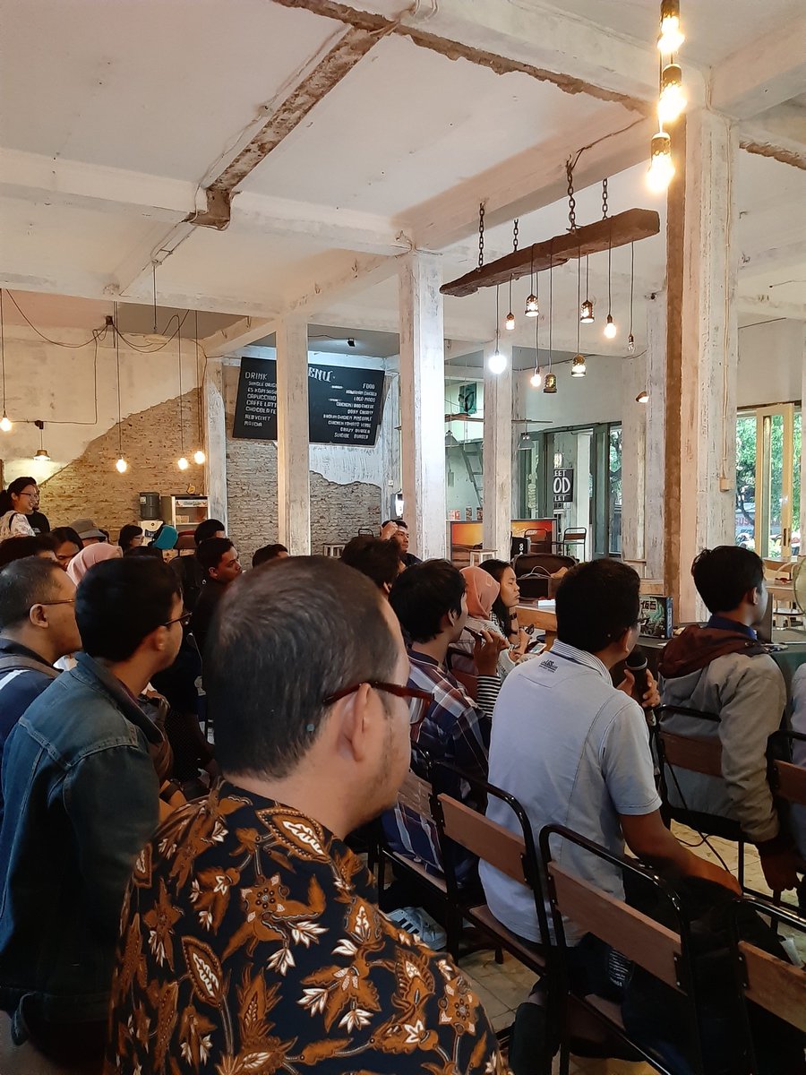bglib_solo's tweet photo. #boardgametalk2 diikuti oleh kurang lebih 30an peserta dari berbagai kota. Acara ini terselenggara berkat dukungan dari DKV UMN, APIBGI, Gudang Sekarpace yang telah menyediakan tempat, dan Roti Bakar Combo sebagai takjilnya.

#bglibsolo #boardgames #eventsolo https://t.co/VROmvAZZWN