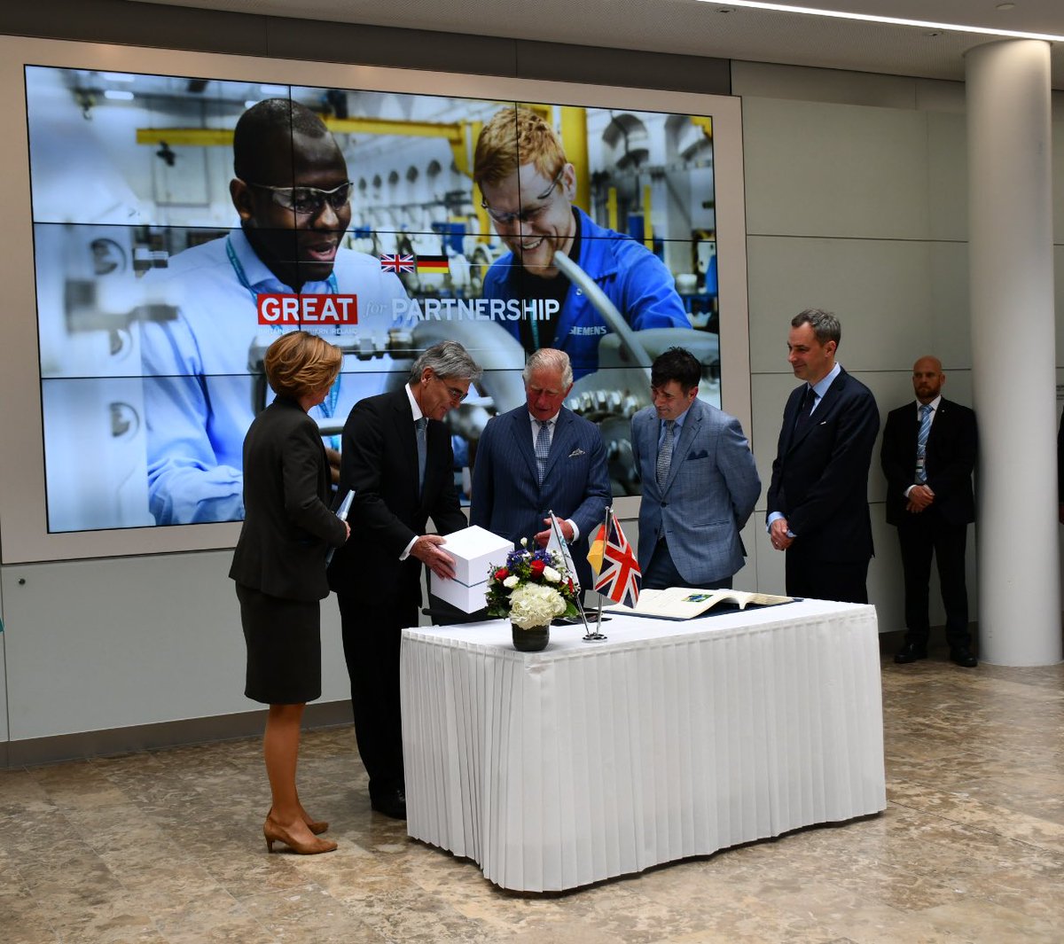 ClarenceHouse's tweet photo. The Prince also toured the Atrium of the new @Siemens Headquarters to hear about the company’s principles and sign the Siemens Golden Book. 

#RoyalVisitGermany https://t.co/yYigaEboG1