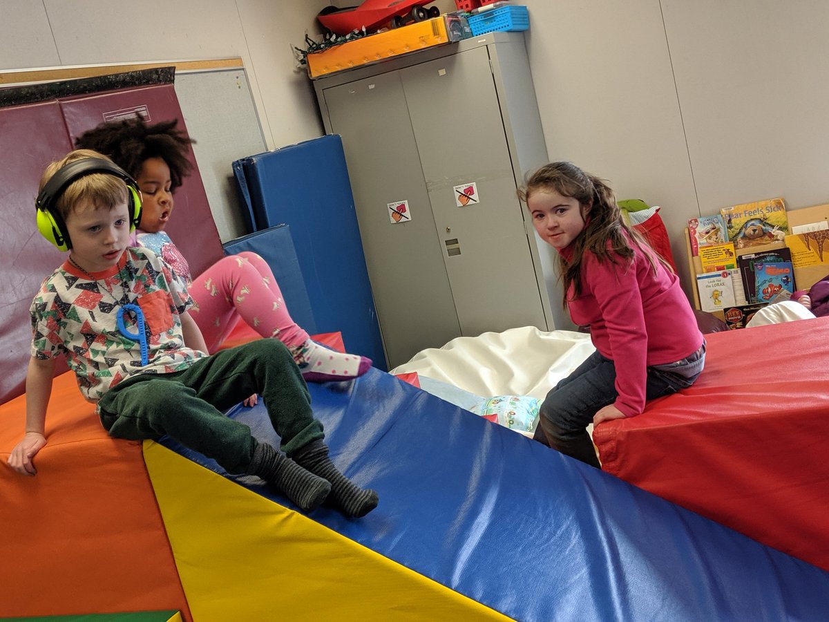 MsPhillips8's tweet photo. More fun in the Rainbow Room with our friends this afternoon. @KindertownJS2 @StLukeNepean https://t.co/qhNDyviGZW