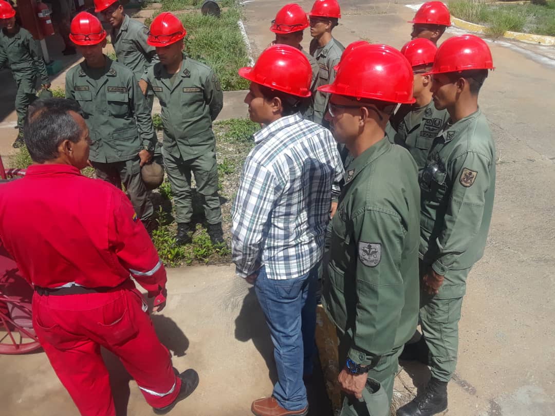 escpetro_electr's tweet photo. Salida de Agua y Crudo a Planta Piamo. Los cursantes del XXIX Curso de Petróleo y Electricidad, atendidos por el Ing. Arturo Betancourt.@cegnb @LopezVargasR @Karolymg @ALIDAOT https://t.co/RObSBAavet