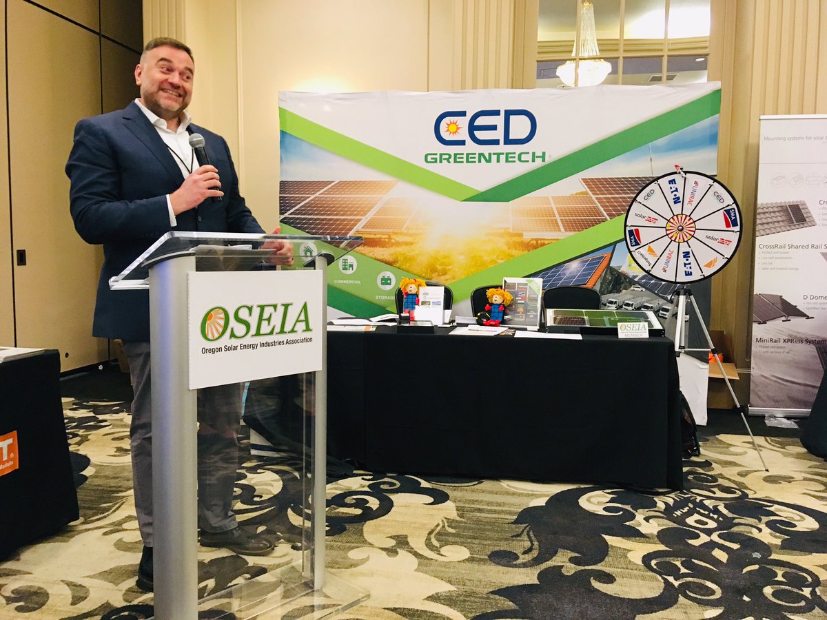 OSSIA_Solar's tweet image. Michael Colgrove, Executive Director of @energytrustor delivering our closing keynote at the Oregon Solar Energy Conference: Looking Toward the Future of Solar. 
.
.
.
#oregonsolar #keynotespeaker #solarconference