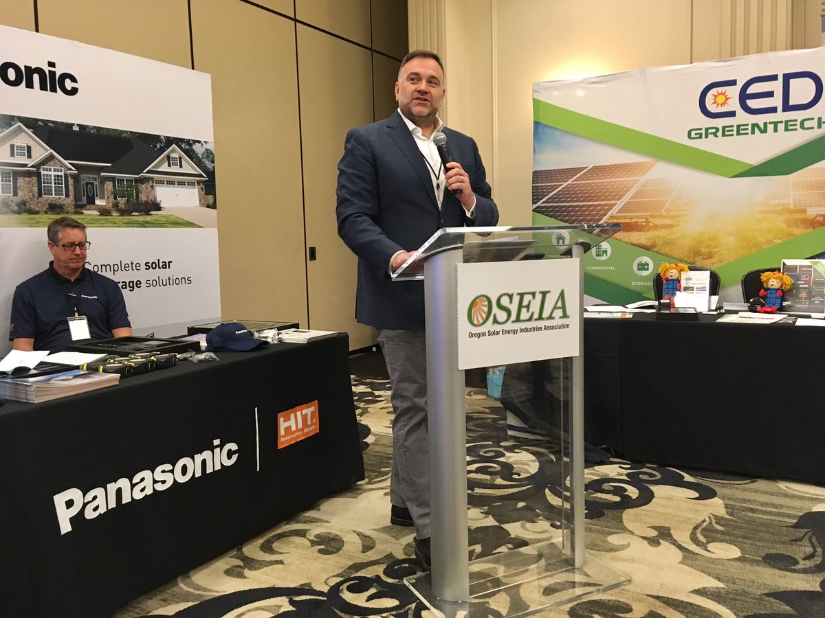 OSSIA_Solar's tweet image. Michael Colgrove, Executive Director of @energytrustor delivering our closing keynote at the Oregon Solar Energy Conference: Looking Toward the Future of Solar. 
.
.
.
#oregonsolar #keynotespeaker #solarconference