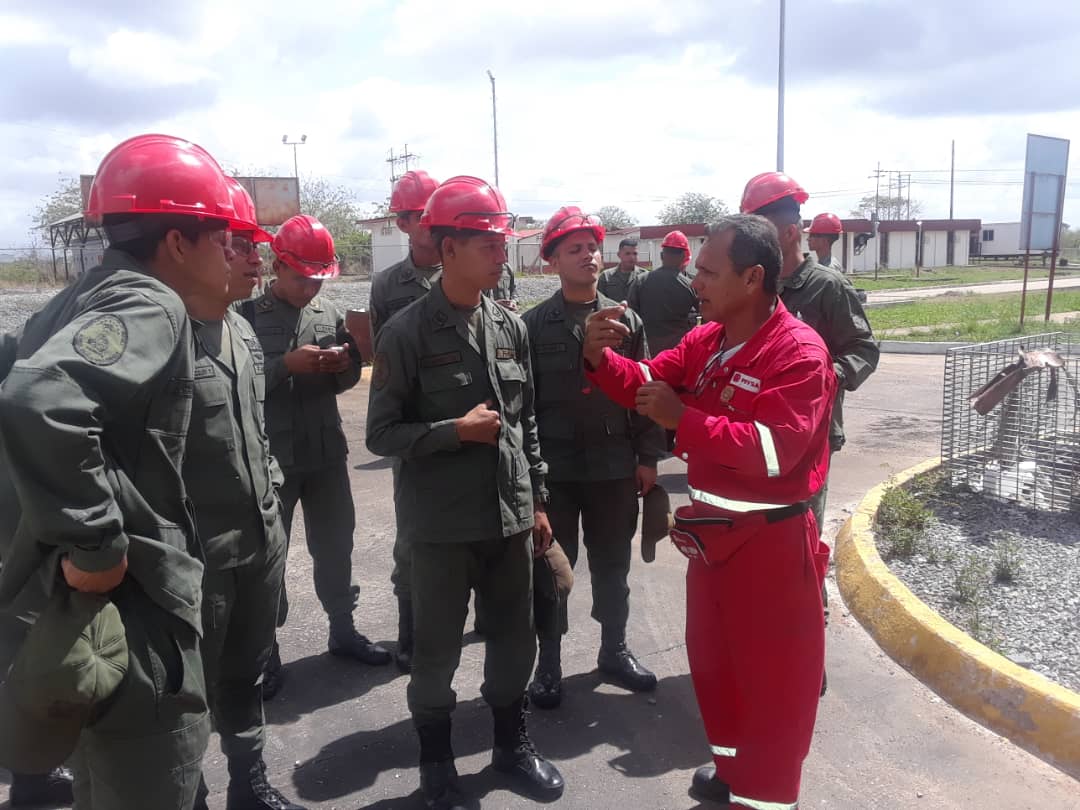 escpetro_electr's tweet photo. Salida de Agua y Crudo a Planta Piamo. Los cursantes del XXIX Curso de Petróleo y Electricidad, atendidos por el Ing. Arturo Betancourt.@cegnb @LopezVargasR @Karolymg @ALIDAOT https://t.co/RObSBAavet
