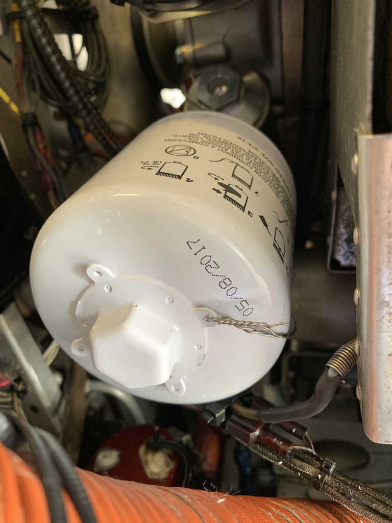 TheChadColby's tweet photo. Changing oil is always a good job, when it’s over.  #Cessna205 👍 @Shell #aeroshell #oilsamples @TheAvlab https://t.co/vlmcwA3G0m