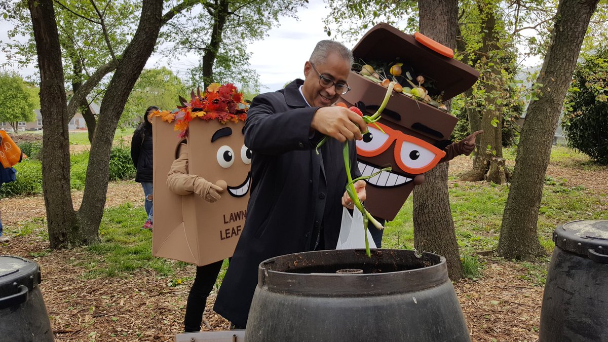 NYCSanitation's tweet image. Here at @queensfarm DSNY kicked off #MakeCompostNotTrash for #InternationalCompostAwarenessWeek! We took a tour of the compost site, gave away zero waste goodies,  &amp;amp; put food scraps to good use.  Scrappy &amp;amp; Leif joined too!