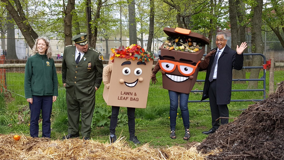 NYCSanitation's tweet image. Here at @queensfarm DSNY kicked off #MakeCompostNotTrash for #InternationalCompostAwarenessWeek! We took a tour of the compost site, gave away zero waste goodies,  &amp;amp; put food scraps to good use.  Scrappy &amp;amp; Leif joined too!