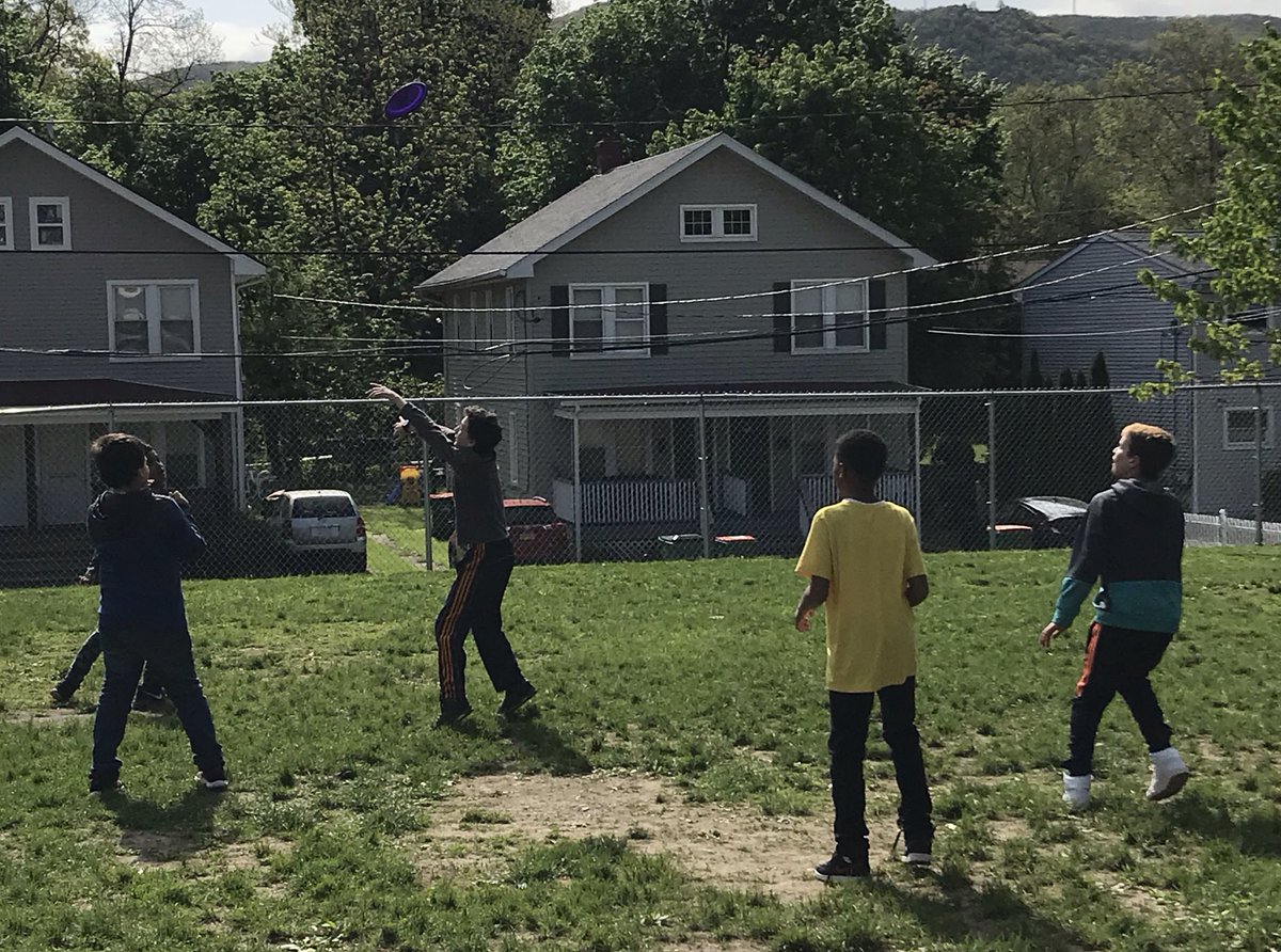 CoachAntalek's tweet photo. The weather is beautiful so it’s time to go outside. Having some frisbee fun in grades 3-5. Working on frisbee skills playing keep away and hoop jam. @BCSDBulldogs @LauraCahill7 @Tobin_PE @SouthAvenuePTA https://t.co/rmGmWwrwAt