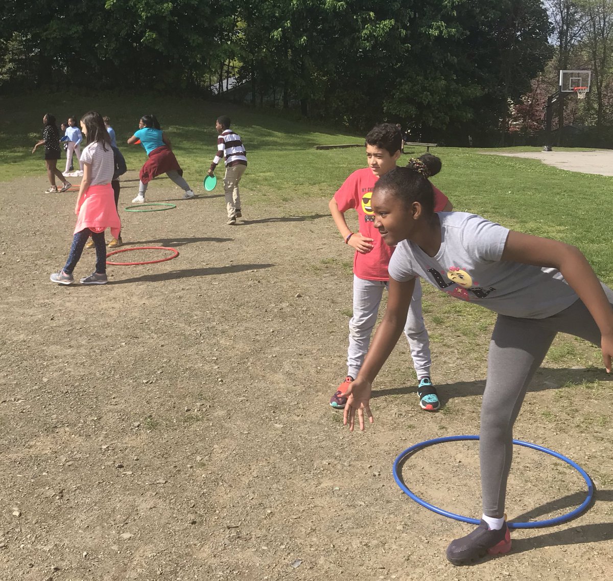 CoachAntalek's tweet photo. The weather is beautiful so it’s time to go outside. Having some frisbee fun in grades 3-5. Working on frisbee skills playing keep away and hoop jam. @BCSDBulldogs @LauraCahill7 @Tobin_PE @SouthAvenuePTA https://t.co/rmGmWwrwAt