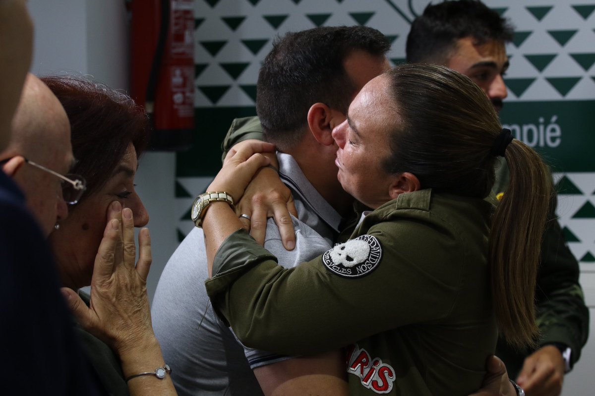 RealBetisFem's tweet photo. Familiares, jugadoras, cuerpo técnico, dirigentes y profesionales del @RealBetis... ¡Te llevas el cariño de tod@s! 💚

#BetisFéminas #LigaIberdrola https://t.co/j25oXNEkOX