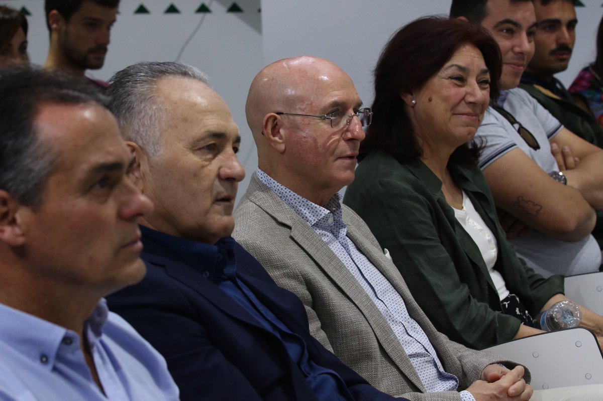 RealBetisFem's tweet photo. Familiares, jugadoras, cuerpo técnico, dirigentes y profesionales del @RealBetis... ¡Te llevas el cariño de tod@s! 💚

#BetisFéminas #LigaIberdrola https://t.co/j25oXNEkOX