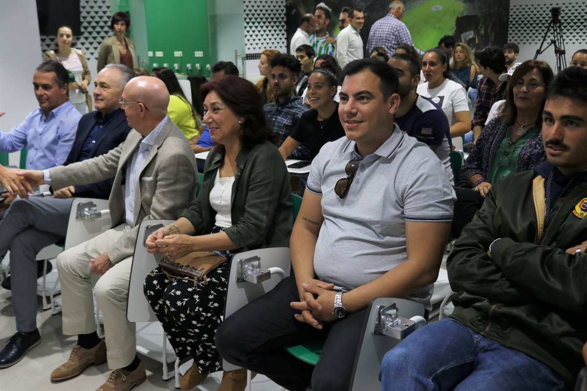 RealBetisFem's tweet photo. Familiares, jugadoras, cuerpo técnico, dirigentes y profesionales del @RealBetis... ¡Te llevas el cariño de tod@s! 💚

#BetisFéminas #LigaIberdrola https://t.co/j25oXNEkOX