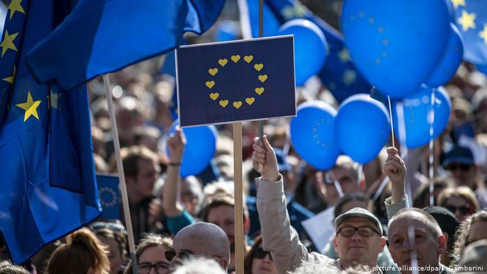MLirutti's tweet photo. 9 maggio, festa dell’#Europa, festa di tutti noi. Perché solo se siamo uniti possono esistere pace e prosperità. https://t.co/TDCzYM9lMp