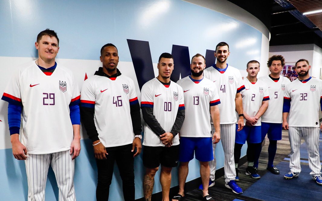 Cubs's tweet photo. Ivy leaf that we will win!

#EverybodyIn #OneNationOneTeam https://t.co/PKlmVItteB