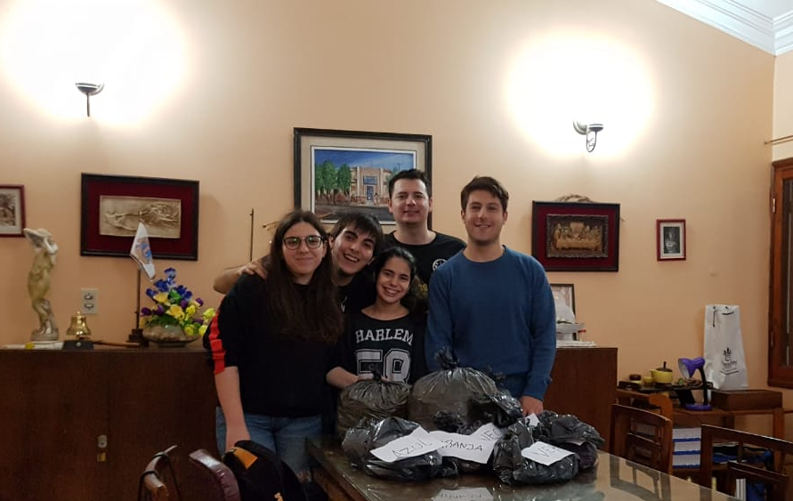Clubleoyanasu's tweet photo. El día sábado concretamos la recolección de tapitas y su división de colores, las cuales se encuentran destinadas al Hospital Garrahan.
 ¡Agradecemos a todos los que aportaron donaciones y a Por un Santiago Verde por la difusión!
 #ArgentinaLimpia @LeosArgentina https://t.co/LsE5Gic2ff