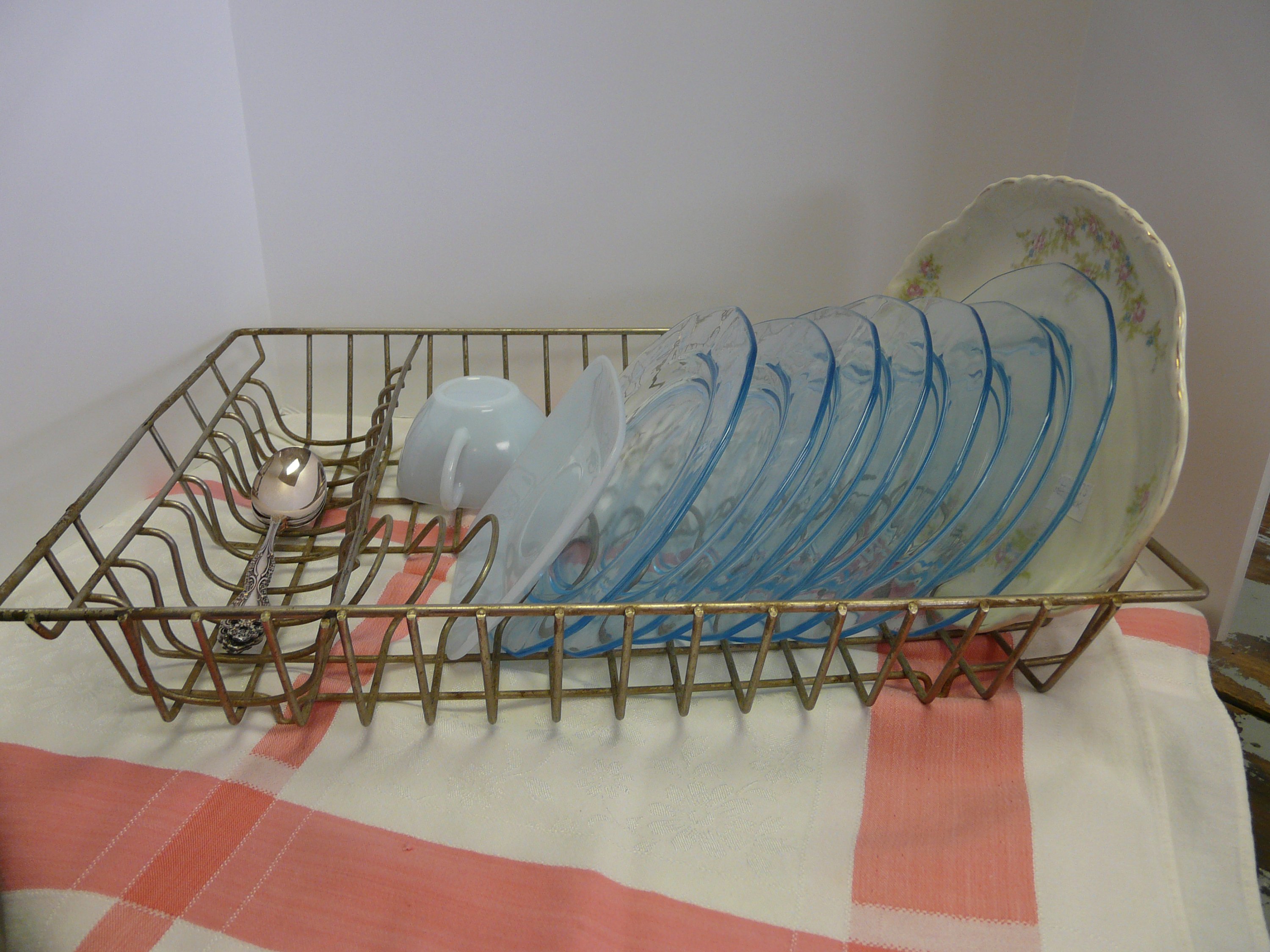 Katie s Korner on X Vintage dish drainer for counter top old fashion way of drying dishes. Retro kitchen decor farmhouse style. dishdrainer dishdryer oldfashionways farmhousekitchen countertop retro e...