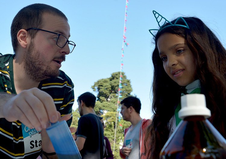 Exactas_UBA's tweet image. ¡Sumate al #CienciaPaliza 2!
🗓️ 1 de junio, 14 h, en el Parque Rivadavia
👪 Buscamos voluntaries para ayudarnos con la preparación de los materiales los días previos y la comunicación con la gente durante el evento.
✋ Anotate para colaborar: bit.ly/2VKpgPV.
#SOSciencia